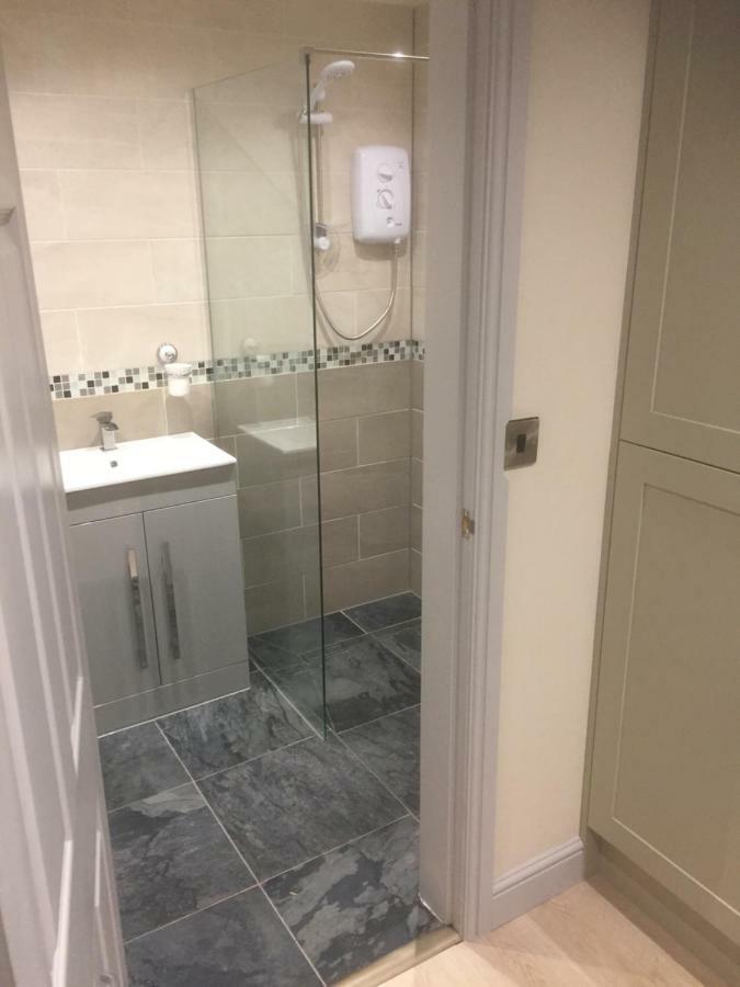 Private En-Suite Guestroom Рутин Екстериор снимка
